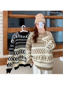 Outlet National style wears outside loose sweater for women