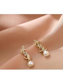 Outlet light luxury classic pearl earrings