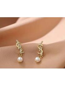 Outlet light luxury classic pearl earrings