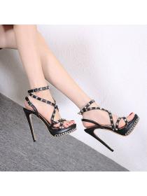 Outlet Sexy chain rivet cross metal European style sandals