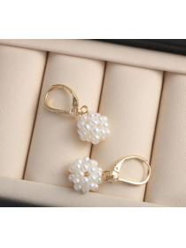 Outlet Fashion temperament natural freshwater pearl earrings ladies pearl hand-woven ball ear buckle