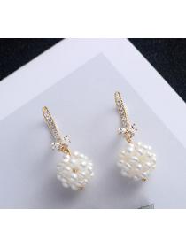 Outlet Fashion temperament natural freshwater pearl earrings ladies pearl hand-woven ball ear buckle