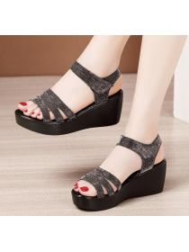 Outlet New style buckle sandals large size comfortable soft bottom mother sandals