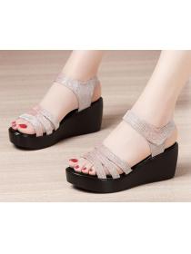 Outlet New style buckle sandals large size comfortable soft bottom mother sandals