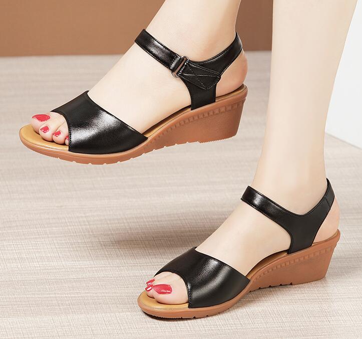 Outlet Summer new wedge heel soft bottom non-slip mother sandals