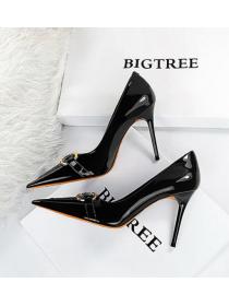 Outlet Korean fashion high-heeled glossy patent leather shallow mouth pointed metal buckle shoes