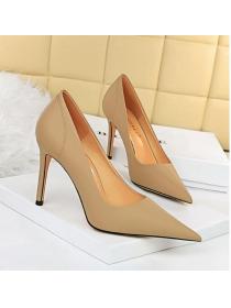 Outlet Vintage style European fashion  high heels shallow mouth pointed toe thin high heels 