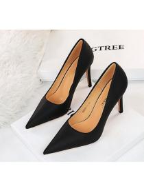 Outlet Vintage style European fashion  high heels shallow mouth pointed toe thin high heels 
