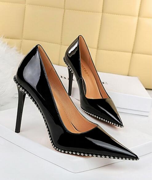 Outlet European fashion sexy high heels metal chain rivets patent leather shallow mouth pointed h...