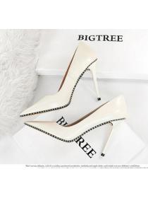 Outlet European fashion sexy high heels metal chain rivets patent leather shallow mouth pointed high heels