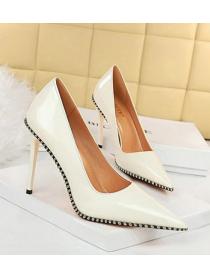 Outlet European fashion sexy high heels metal chain rivets patent leather shallow mouth pointed high heels